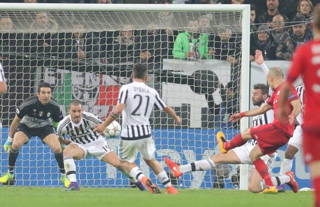 Arjen ROBBEN, FCB 10 Torschuss, schiesst das Tor zum 0-2 JUVENTUS TURIN - FC BAYERN MUENCHEN Achtelfinale, Fussball UEFA Champions League, in Turin, Italien, 23.02.2016 CL Saison 2015 2016, FCB, Muenchen