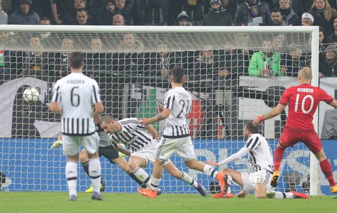 Arjen ROBBEN, FCB 10 Torschuss, schiesst das Tor zum 0-2 JUVENTUS TURIN - FC BAYERN MUENCHEN Achtelfinale, Fussball UEFA Champions League, in Turin, Italien, 23.02.2016 CL Saison 2015 2016, FCB, Muenchen
