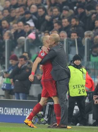 Arjen ROBBEN, FCB 10 Torschuss, schiesst das Tor zum 0-2 Torjubel, Jubel nach dem Tor mit Trainer Cheftrainer Pep GUARDIOLA (FCB) JUVENTUS TURIN - FC BAYERN MUENCHEN Achtelfinale, Fussball UEFA Champions League, in Turin, Italien, 23.02.2016 CL Saison 2015 2016, FCB, Muenchen