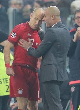 Arjen ROBBEN, FCB 10 Torschuss, schiesst das Tor zum 0-2 Torjubel, Jubel nach dem Tor mit Trainer Cheftrainer Pep GUARDIOLA (FCB) JUVENTUS TURIN - FC BAYERN MUENCHEN Achtelfinale, Fussball UEFA Champions League, in Turin, Italien, 23.02.2016 CL Saison 2015 2016, FCB, Muenchen