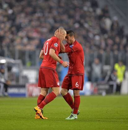 Fußball, Champions League, Juventus Turin - FC Bayern München 23.02.2016, Fussball Championsleague 2015 2016, Achtelfinale, Juventus Turin - FC Bayern München, in der Juventus Arena, Turin (Italien). v.li: Torjubel Arjen Robben (FC Bayern München) mit Thiago (FC Bayern München). 