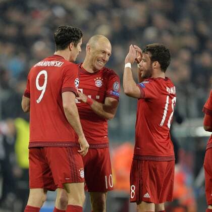 Fußball, Champions League, Juventus Turin - FC Bayern München 23.02.2016, Fussball Championsleague 2015 2016, Achtelfinale, Juventus Turin - FC Bayern München, in der Juventus Arena, Turin (Italien). v.li: Torjubel Robert Lewandowski (FC Bayern München), Arjen Robben (FC Bayern München) mit Juan Bernat (FC Bayern München). 
