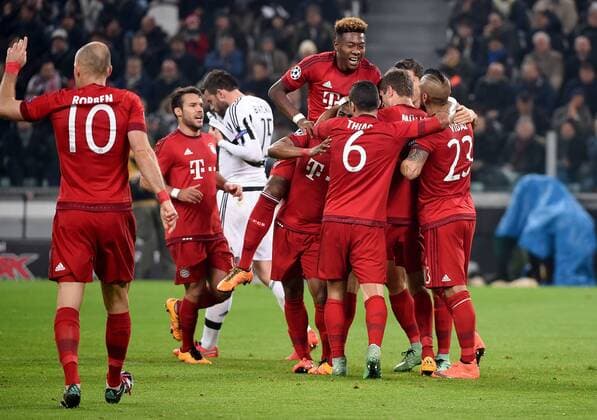 Fußball, Champions League, Juventus Turin - FC Bayern München 23.02.2016, xjhx, Fussball Champions League, Juventus Turin - FC Bayern Muenchen, emspor, v.l. Thomas Mueller (FC Bayern Muenchen) und Spieler vom FC Bayern Muenchen Torjubel, Goal celebration, celebrate the goal zum 0:1