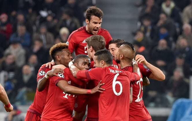 Fußball, Champions League, Juventus Turin - FC Bayern München 23.02.2016, xjhx, Fussball Champions League, Juventus Turin - FC Bayern Muenchen, emspor, v.l. Thomas Mueller (FC Bayern Muenchen) und Spieler vom FC Bayern Muenchen Torjubel, Goal celebration, celebrate the goal zum 0:1