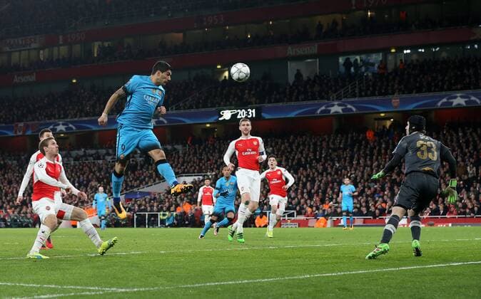 Fußball, Champions League, FC Arsenal - FC Barcelona Barcelona s Luis Suarez fires a header wide UEFA Champions League 2nd Round First Leg - Arsenal vs Barcelona - Emirates Stadium -England - 23rd February 2016 - Picture David Klein Sportimage EDITORIAL USE ONLY. No use with unauthorised audio, video, data, fixture lists, club league logos or live services. Online in-match use limited to 120 images, no video emulation. No use in betting, games or single club league player publications.