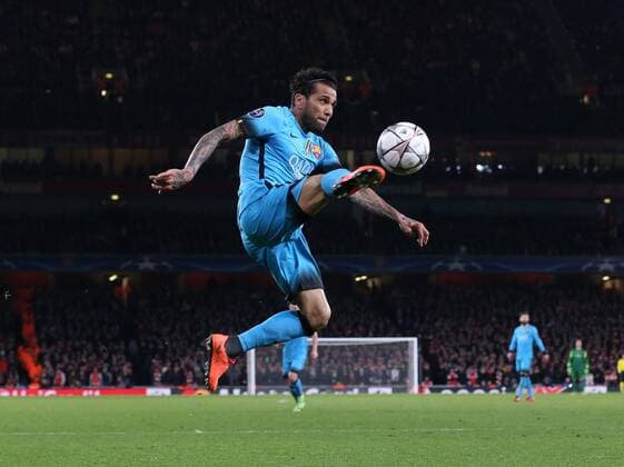 Fußball, Champions League, FC Arsenal - FC Barcelona Barcelona s Dani Alves in action UEFA Champions League 2nd Round First Leg - Arsenal vs Barcelona - Emirates Stadium -England - 23rd February 2016 - Picture David Klein Sportimage EDITORIAL USE ONLY. No use with unauthorised audio, video, data, fixture lists, club league logos or live services. Online in-match use limited to 120 images, no video emulation. No use in betting, games or single club league player publications.