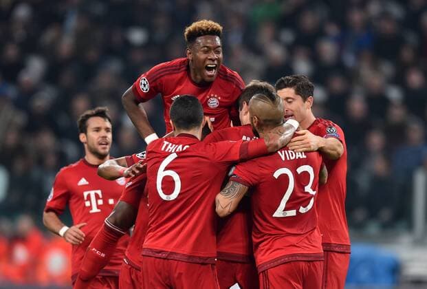 Fußball, Champions League, Juventus Turin - FC Bayern München FUSSBALL CHAMPIONS LEAGUE SAISON 2015 2016 ACHTELFINALE HINSPIEL Juventus Turin - FC Bayern Muenchen 23.02.2016 Torjubel nach dem 0:1: David Alaba, Thiago Alcantara, Arturo Vidal und Robert Lewandowski (v.l., alle FC Bayern Muenchen) 