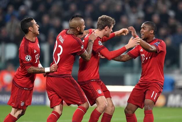 Fußball, Champions League, Juventus Turin - FC Bayern München FUSSBALL CHAMPIONS LEAGUE SAISON 2015 2016 ACHTELFINALE HINSPIEL Juventus Turin - FC Bayern Muenchen 23.02.2016 Torjubel nach dem 0:1: Thiago Alcantara, Arturo Vidal, Thomas Mueller und Douglas Costa (v.l., alle FC Bayern Muenchen) 