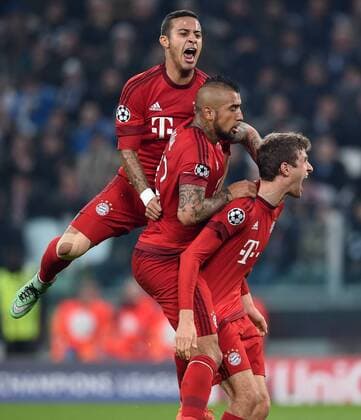 Fußball, Champions League, Juventus Turin - FC Bayern München FUSSBALL CHAMPIONS LEAGUE SAISON 2015 2016 ACHTELFINALE HINSPIEL Juventus Turin - FC Bayern Muenchen 23.02.2016 Torjubel nach dem 0:1 auf drei Etagen: Thiago Alcantara, Arturo Vidal und Thomas Mueller (von Oben nach Unten, alle FC Bayern Muenchen) 