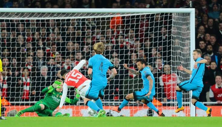 23.02.2016. Emirates Stadium, London, England. UEFA Champions League. Arsenal versus Barcelona. Arsenal Midfielder Alex Oxlade-Chamberlain has his shot saved by Barcelona Goalkeeper Marc-Andr& xe9; ter Stegen in the 6 yard box xMarkxKertonx  ActionPlus11710434