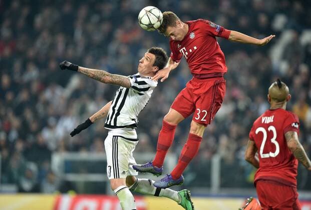 Fußball, Champions League, Juventus Turin - FC Bayern München FUSSBALL CHAMPIONS LEAGUE SAISON 2015 2016 ACHTELFINALE HINSPIEL Juventus Turin - FC Bayern Muenchen 23.02.2016 Mario Mandzukic (li, Juventus Turin) gegen Joshua Kimmich (re, FC Bayern Muenchen) 