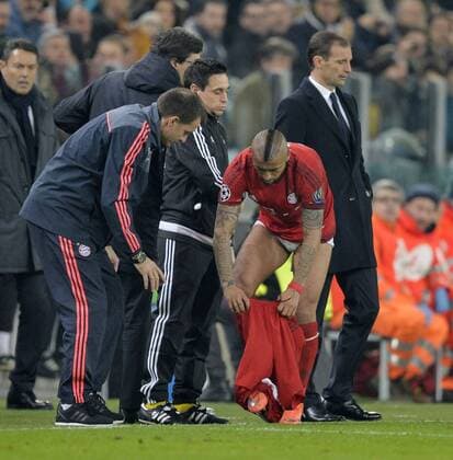23.02.2016, Fussball Championsleague 2015 2016, Achtelfinale, Juventus Turin - FC Bayern München, in der Juventus Arena, Turin (Italien). Arturo Vidal (FC Bayern München) wechselt während des Spieles seine Hose. 