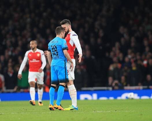 Fußball, Champions League, FC Arsenal - FC Barcelona Barcelona s Jordi Alba clashes with Arsenal s Olivier Giroud UEFA Champions League 2nd Round First Leg - Arsenal vs Barcelona - Emirates Stadium -England - 23rd February 2016 - Picture David Klein Sportimage EDITORIAL USE ONLY. No use with unauthorised audio, video, data, fixture lists, club league logos or live services. Online in-match use limited to 120 images, no video emulation. No use in betting, games or single club league player publications.