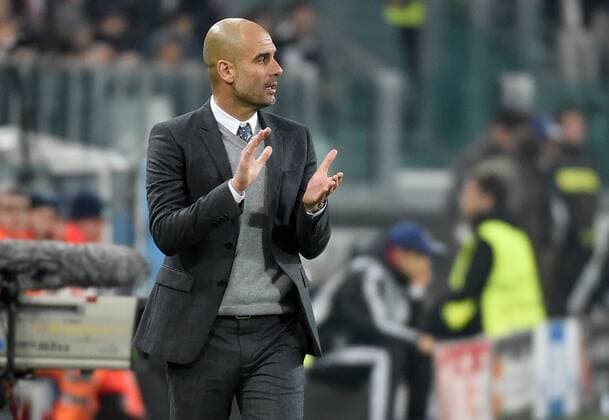 Fußball, Champions League, Juventus Turin - FC Bayern München 23.02.2016, xjhx, Fussball Champions League, Juventus Turin - FC Bayern Muenchen, emspor, v.l. Josep Pep Guardiola (Trainer FC Bayern Muenchen) gibt Anweisungen, gestikuliert, mit den Armen gestikulieren gives instructions, gesticulate, gesticolando.