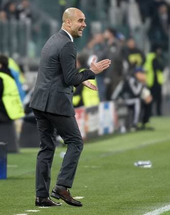 Fußball, Champions League, Juventus Turin - FC Bayern München 23.02.2016, xjhx, Fussball Champions League, Juventus Turin - FC Bayern Muenchen, emspor, v.l. Josep Pep Guardiola (Trainer FC Bayern Muenchen) gibt Anweisungen, gestikuliert, mit den Armen gestikulieren gives instructions, gesticulate, gesticolando.
