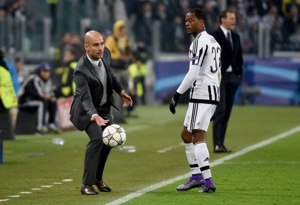Fußball, Champions League, Bayern München verspielt Führung bei Juventus Turin 23.02.2016, xjhx, Fussball Champions League, Juventus Turin - FC Bayern Muenchen, emspor, v.l. Josep Pep Guardiola (Trainer FC Bayern Muenchen), Patrice Evra (Juventus Turin)