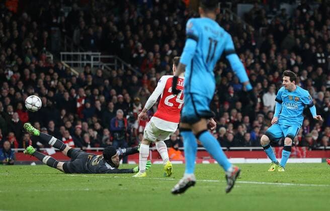 Fußball, Champions League, FC Arsenal - FC Barcelona Barcelona s Lionel Messi scoring his sides opening goal UEFA Champions League 2nd Round First Leg - Arsenal vs Barcelona - Emirates Stadium -England - 23rd February 2016 - Picture David Klein Sportimage EDITORIAL USE ONLY. No use with unauthorised audio, video, data, fixture lists, club league logos or live services. Online in-match use limited to 120 images, no video emulation. No use in betting, games or single club league player publications.