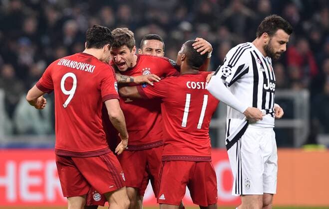 Fußball, Champions League, Juventus Turin - FC Bayern München FUSSBALL CHAMPIONS LEAGUE SAISON 2015 2016 ACHTELFINALE HINSPIEL Juventus Turin - FC Bayern Muenchen 23.02.2016 Robert Lewandowski, Thomas Mueller und Douglas Costa (v.l., alle FC Bayern Muenchen) jubeln nach dem 0:1. Andrea Barzagli (re, Juventus Turin) schelicht enttaeuscht davon 