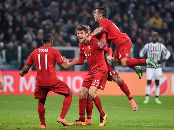 Fußball, Champions League, Juventus Turin - FC Bayern München FUSSBALL CHAMPIONS LEAGUE SAISON 2015 2016 ACHTELFINALE HINSPIEL Juventus Turin - FC Bayern Muenchen 23.02.2016 Torjubel nach dem 0:1: Douglas Costa, Thomas Mueller , Arturo Vidal und Thiago Alcantara (v.l., alle FC Bayern Muenchen) 