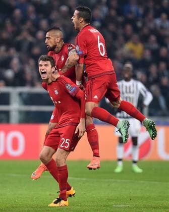Fußball, Champions League, Juventus Turin - FC Bayern München FUSSBALL CHAMPIONS LEAGUE SAISON 2015 2016 ACHTELFINALE HINSPIEL Juventus Turin - FC Bayern Muenchen 23.02.2016 Torjubel nach dem 0:1: Thomas Mueller , Arturo Vidal und Thiago Alcantara (v.l., alle FC Bayern Muenchen) 