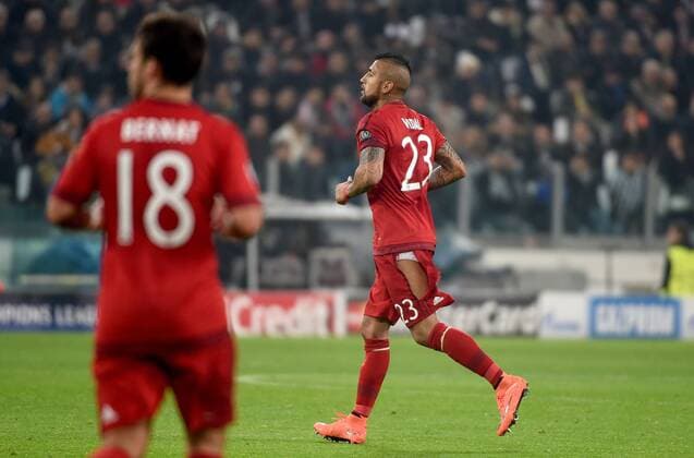 Fußball, Champions League, Bayern München verspielt Führung bei Juventus Turin 23.02.2016, xjhx, Fussball Champions League, Juventus Turin - FC Bayern Muenchen, emspor, v.l. Arturo Vidal (FC Bayern Muenchen) mit kaputter Hose Loch in der Hose gerissenen Hose