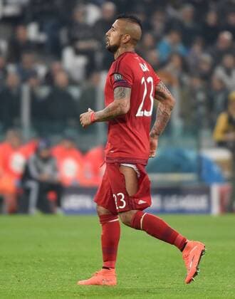 Fußball, Champions League, Juventus Turin - FC Bayern München 23.02.2016, xjhx, Fussball Champions League, Juventus Turin - FC Bayern Muenchen, emspor, v.l. Arturo Vidal (FC Bayern Muenchen) mit kaputter Hose Loch in der Hose gerissenen Hose