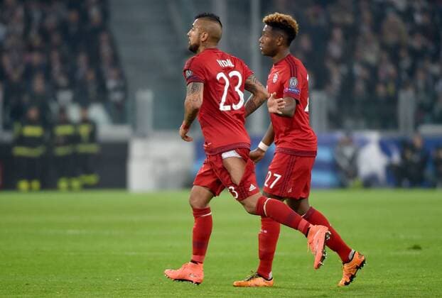 Fußball, Champions League, Juventus Turin - FC Bayern München 23.02.2016, xjhx, Fussball Champions League, Juventus Turin - FC Bayern Muenchen, emspor, v.l. Arturo Vidal (FC Bayern Muenchen) mit kaputter Hose Loch in der Hose gerissenen Hose, David Alaba (FC Bayern Muenchen)