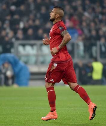Fußball, Champions League, Juventus Turin - FC Bayern München 23.02.2016, xjhx, Fussball Champions League, Juventus Turin - FC Bayern Muenchen, emspor, v.l. Arturo Vidal (FC Bayern Muenchen) mit kaputter Hose Loch in der Hose gerissenen Hose