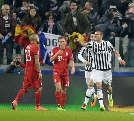 Fußball, Champions League, Juventus Turin - FC Bayern München 23.02.2016, Fussball Championsleague 2015 2016, Achtelfinale, Juventus Turin - FC Bayern München, in der Juventus Arena, Turin (Italien). v.li: Arturo Vidal (FC Bayern München) und Philipp Lahm (FC Bayern München) frustriert, re: Torschütze zum 2:2 jubelt Stefano Sturaro (Turin). 