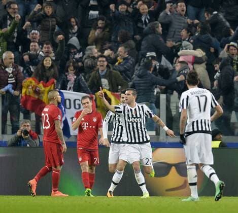 Fußball, Champions League, Bayern München verspielt Führung bei Juventus Turin 23.02.2016, Fussball Championsleague 2015 2016, Achtelfinale, Juventus Turin - FC Bayern München, in der Juventus Arena, Turin (Italien). v.li: Arturo Vidal (FC Bayern München) und Philipp Lahm (FC Bayern München) frustriert, re: Torschütze zum 2:2 jubelt Stefano Sturaro (Turin). 