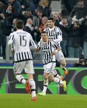 Fußball, Champions League, Juventus Turin - FC Bayern München 23.02.2016, Fussball Championsleague 2015 2016, Achtelfinale, Juventus Turin - FC Bayern München, in der Juventus Arena, Turin (Italien). Torjubel Stefano Sturaro (,li, Turin) mit Alvaro Morata (Turin). 