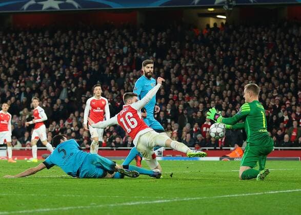 FuÃŸball, Champions League, FC Arsenal - FC Barcelona 23.02.2016. Emirates Stadium, London, England. UEFA Champions League. Arsenal versus Barcelona. Barcelona Goalkeeper Marc-Andr& xe9; ter Stegen saves a close range shot from Arsenal Midfielder Aaron Ramsey xMarkxKertonx  ActionPlus11710439