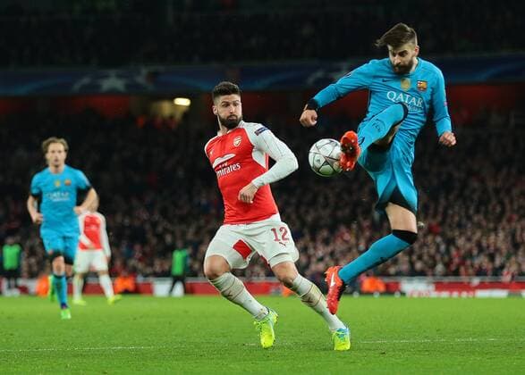 FuÃŸball, Champions League, FC Arsenal - FC Barcelona 23.02.2016. Emirates Stadium, London, England. UEFA Champions League. Arsenal versus Barcelona. Barcelona Defender Gerard Piqu& xe9; defends against Arsenal Forward Olivier Giroud xMarkxKertonx  ActionPlus11710456