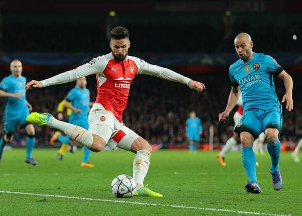 23.02.2016. Emirates Stadium, London, England. UEFA Champions League. Arsenal versus Barcelona. Arsenal Forward Olivier Giroud crosses as Barcelona Midfielder Javier Mascherano closes down xMarkxKertonx  ActionPlus11710457