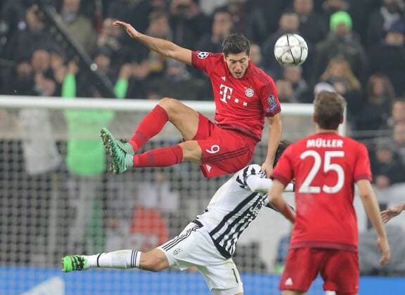 Robert LEWANDOWSKI, FCB 9 Zweikampf , Aktion um den Ball gegen A.HERNANES, JUVE 11 JUVENTUS TURIN - FC BAYERN MUENCHEN Achtelfinale, Fussball UEFA Champions League, in Turin, Italien, 23.02.2016 CL Saison 2015 2016, FCB, Muenchen