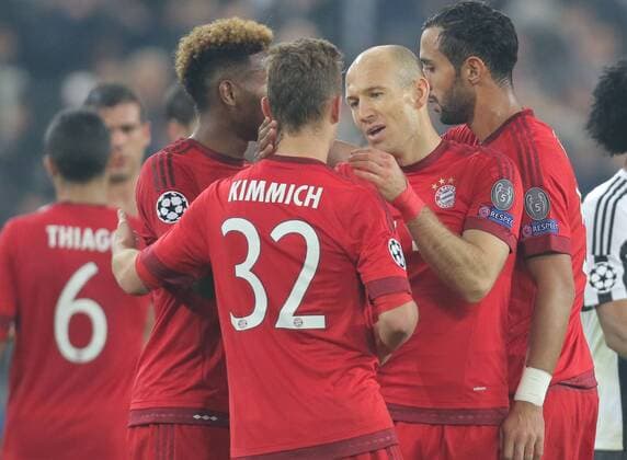 Fußball, Champions League, Juventus Turin - FC Bayern München Joshua KIMMICH, FCB 32 nach seinem Fehler getroestet von Arjen ROBBEN, FCB 10 David ALABA, FCB 27 JUVENTUS TURIN - FC BAYERN MUENCHEN Achtelfinale, Fussball UEFA Champions League, in Turin, Italien, 23.02.2016 CL Saison 2015 2016, FCB, Muenchen