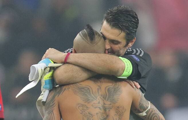 Gianluigi BUFFON, JUVE 1 kuesst Arturo VIDAL, FCB 23 JUVENTUS TURIN - FC BAYERN MUENCHEN Achtelfinale, Fussball UEFA Champions League, in Turin, Italien, 23.02.2016 CL Saison 2015 2016, FCB, Muenchen