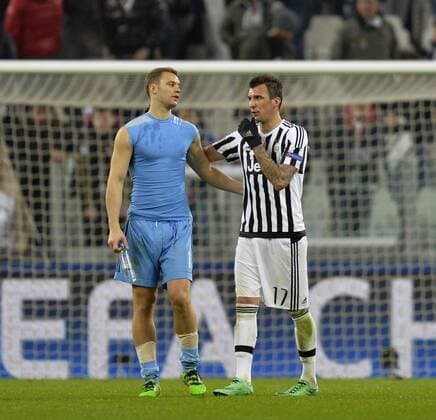 Fußball, Champions League, Juventus Turin - FC Bayern München 23.02.2016, Fussball Championsleague 2015 2016, Achtelfinale, Juventus Turin - FC Bayern München, in der Juventus Arena, Turin (Italien). Nach dem Schlusspfiff, v.li: Torwart Manuel Neuer (FC Bayern München) und Mario Mandzukic (Turin) umarmen sich. 