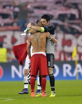 Fußball, Champions League, Juventus Turin - FC Bayern München 23.02.2016, Fussball Championsleague 2015 2016, Achtelfinale, Juventus Turin - FC Bayern München, in der Juventus Arena, Turin (Italien). Nach dem Schlusspfiff, v.li: Arturo Vidal (FC Bayern München) und Torwart Gianluigi Buffon (Turin) umarmen sich, als ehemalige Vereinskameraden kennen sie sich sehr gut. 