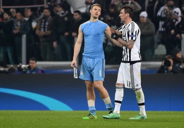 Fußball, Champions League, Juventus Turin - FC Bayern München 23.02.2016, xjhx, Fussball Champions League, Juventus Turin - FC Bayern Muenchen, emspor, v.l. Manuel Neuer (FC Bayern Muenchen), Mario Mandzukic (Juventus Turin) nach Spielende