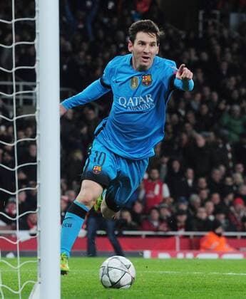 Fußball, Champions League, FC Arsenal - FC Barcelona, Matchwinner Lionel Messi Football - 2015 2016 Champions League - Round of 16, First Leg: Arsenal vs. Barcelona Lionel Messi of Barcelona celebrates scoring goal no 1 at The Emirates. COLORSPORT ANDREW COWIE 