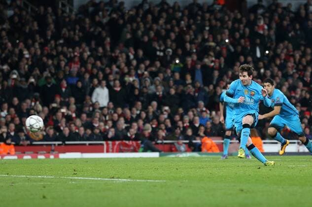 Fußball, Champions League, FC Arsenal - FC Barcelona Barcelona s Lionel Messi scoring his sides second goal UEFA Champions League 2nd Round First Leg - Arsenal vs Barcelona - Emirates Stadium -England - 23rd February 2016 - Picture David Klein Sportimage EDITORIAL USE ONLY. No use with unauthorised audio, video, data, fixture lists, club league logos or live services. Online in-match use limited to 120 images, no video emulation. No use in betting, games or single club league player publications.