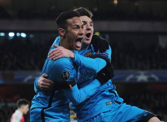 Fußball, Champions League, FC Arsenal - FC Barcelona, Matchwinner Lionel Messi Football - 2015 2016 Champions League - Round of 16, First Leg: Arsenal vs. Barcelona Lionel Messi of Barcelona celebrates scoring goal no 1 with Neymar at The Emirates. COLORSPORT ANDREW COWIE 