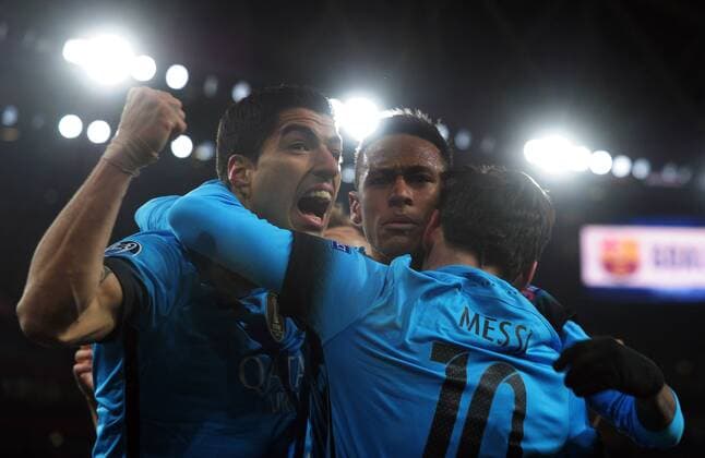 Fußball, Champions League, FC Arsenal - FC Barcelona Football - 2015 2016 Champions League - Round of 16, First Leg: Arsenal vs. Barcelona Luis Suarez celebrates Lionel Messi s 1st goal for Barcelona at The Emirates. COLORSPORT ANDREW COWIE 