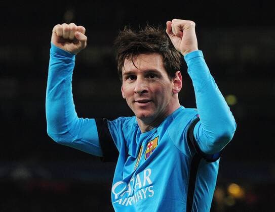 Fußball, Champions League, FC Arsenal - FC Barcelona, Matchwinner Lionel Messi Football - 2015 2016 Champions League - Round of 16, First Leg: Arsenal vs. Barcelona Lionel Messi of Barcelona celebrates scoring goal no 1 with their fans at The Emirates. COLORSPORT ANDREW COWIE 