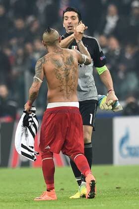 Fußball, Champions League, Juventus Turin - FC Bayern München Mg Torino 23 02 2016 - Champions League Juventus Turin vs. FC Bayern München: Gianluigi Buffon-Arturo Vidal 