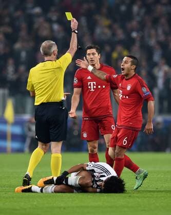 Fußball, Champions League, Juventus Turin - FC Bayern München FUSSBALL CHAMPIONS LEAGUE SAISON 2015 2016 ACHTELFINALE HINSPIEL Juventus Turin - FC Bayern Muenchen 23.02.2016 Schiedsrichter Martin Atkinson (kli) zeigt Robert Lewandowski (Mitte) die Gelbe Karte. Thiago Alcantara (re, FC Bayern Muenchen) reklamiert 