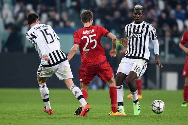 FUSSBALL CHAMPIONS LEAGUE SAISON 2015 2016 ACHTELFINALE HINSPIEL Juventus Turin - FC Bayern Muenchen 23.02.2016 Andrea Barzagli (li) und Paul Pogba (re, beide Juventus Turin) gegen Thomas Mueller (FC Bayern Muenchen) 