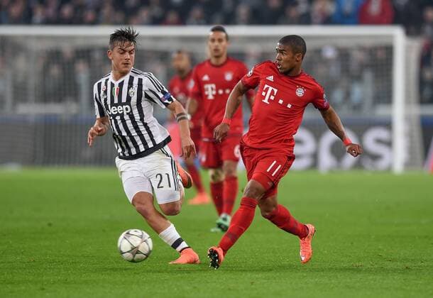 FUSSBALL CHAMPIONS LEAGUE SAISON 2015 2016 ACHTELFINALE HINSPIEL Juventus Turin - FC Bayern Muenchen 23.02.2016 Paulo Dybala (li, Juventus Turin) gegen Douglas Costa (re, FC Bayern Muenchen) 