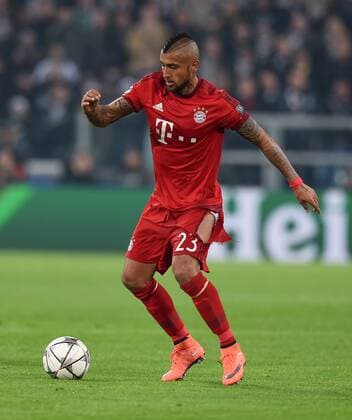 FUSSBALL CHAMPIONS LEAGUE SAISON 2015 2016 ACHTELFINALE HINSPIEL Juventus Turin - FC Bayern Muenchen 23.02.2016 Die zerrissene Hose von Arturo Vidal (FC Bayern Muenchen) laesst tief blicken 